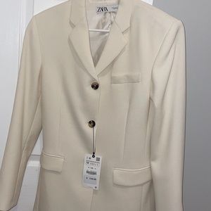 A NWT ZARAS WHITE BLAZER